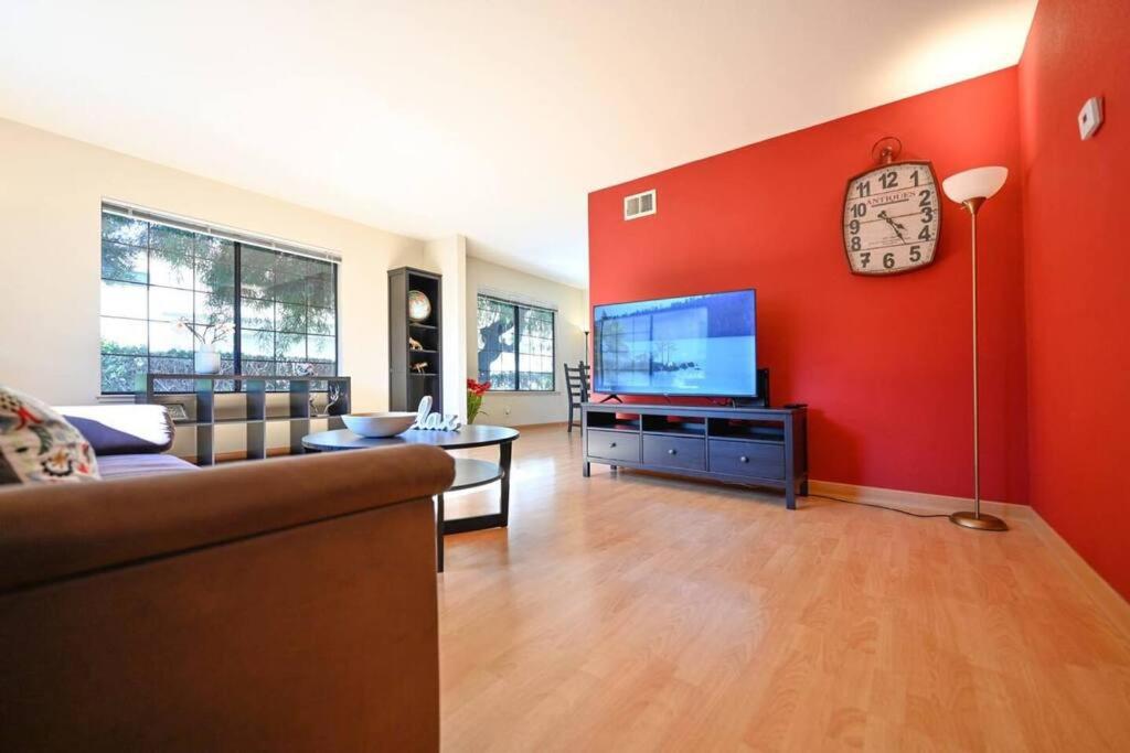 ein Wohnzimmer mit einem Sofa und einem Flachbild-TV in der Unterkunft BIG 2B2.5B townhome in south SJ in San Jose