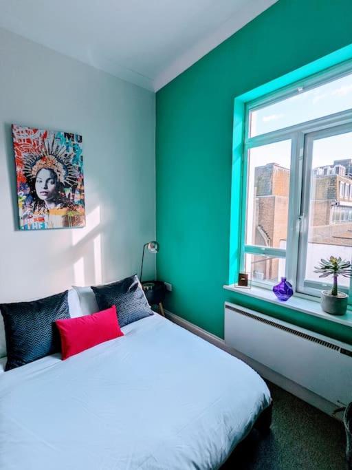 Hotel Central Brighton Studio by the Beach, a bedroom with a white bed and a window at Central Brighton Studio by the Beach in Brighton & Hove