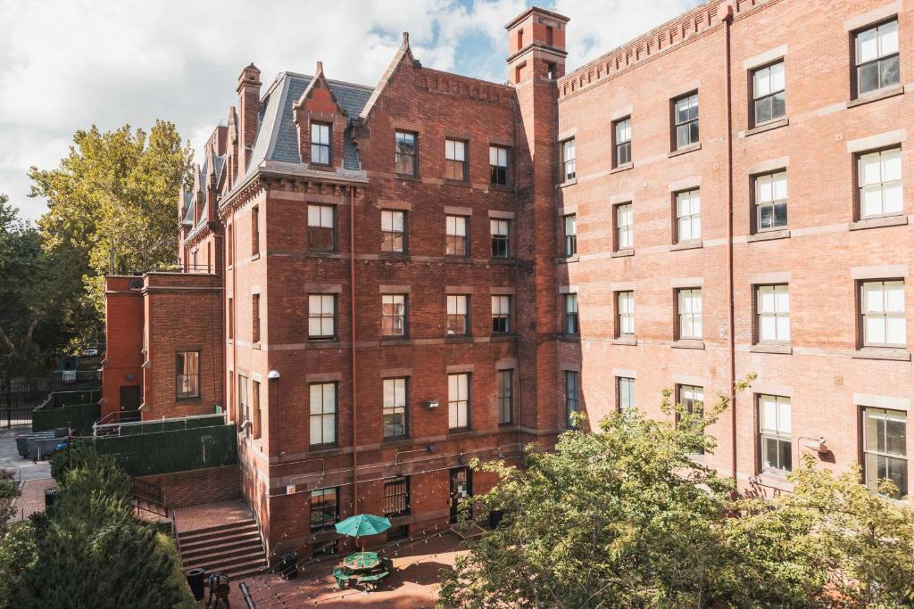 纽约HI New York City Hostel的前面有楼梯的大型砖砌建筑