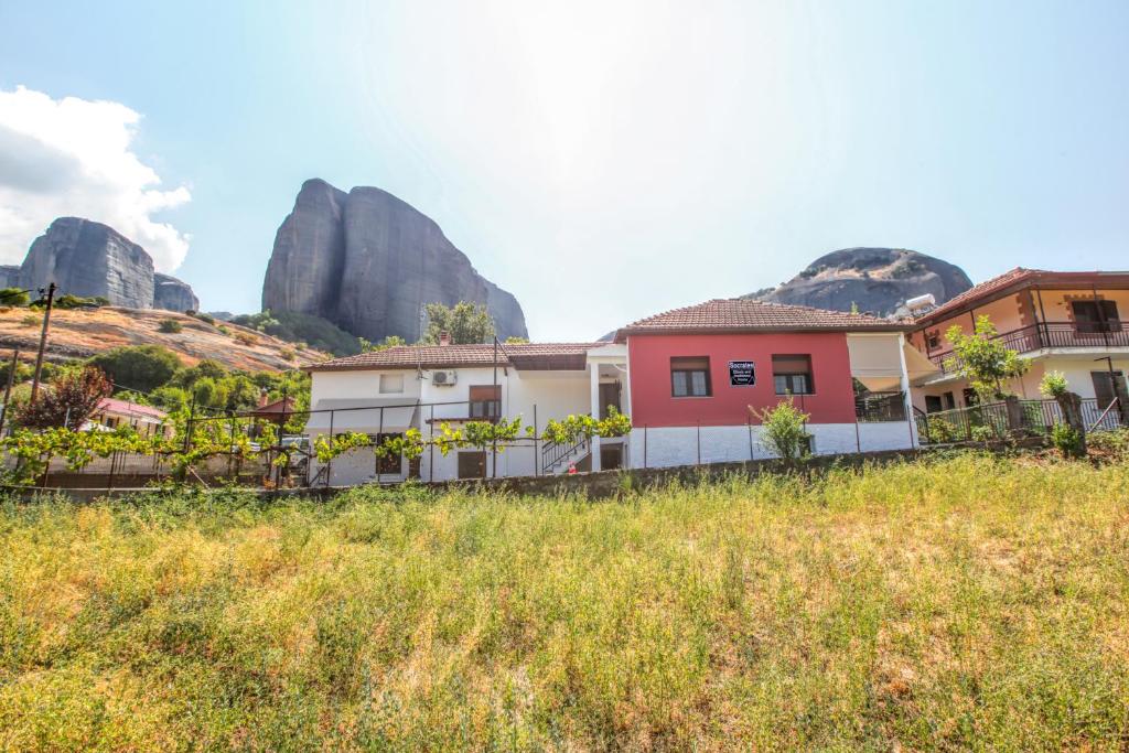 una casa con una montagna sullo sfondo di SOCRATES Ethnic and traditional Home a Kalabaka