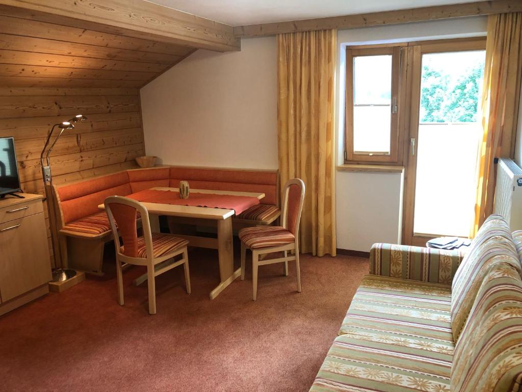 A television and/or entertainment centre at Gästehaus Koch