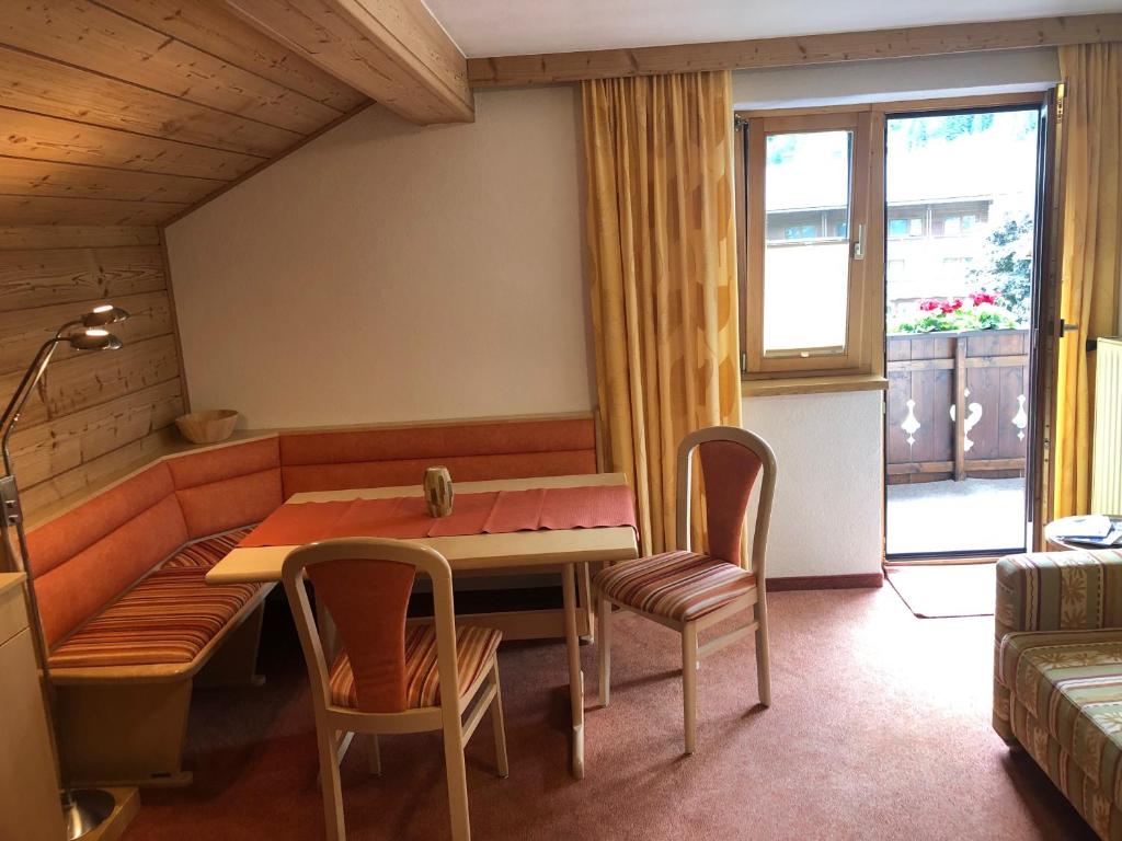 A seating area at Gästehaus Koch