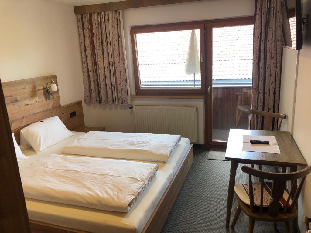 A bed or beds in a room at Gästehaus Koch