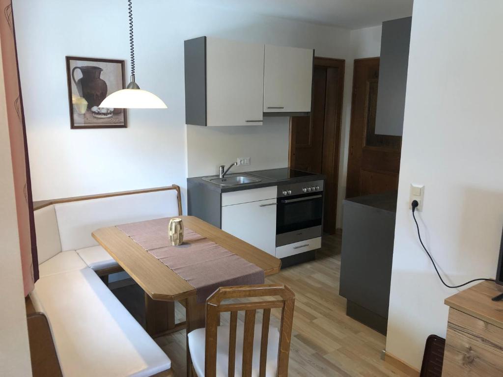 A kitchen or kitchenette at Gästehaus Koch