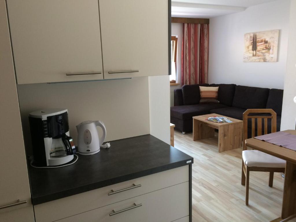 A kitchen or kitchenette at Gästehaus Koch