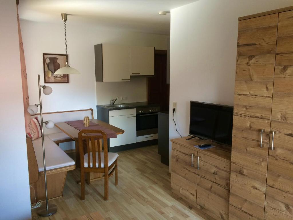 A kitchen or kitchenette at Gästehaus Koch