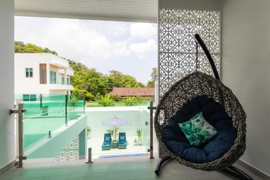 Balkón nebo terasa v ubytování Koh Chang Luxury Pool Villas