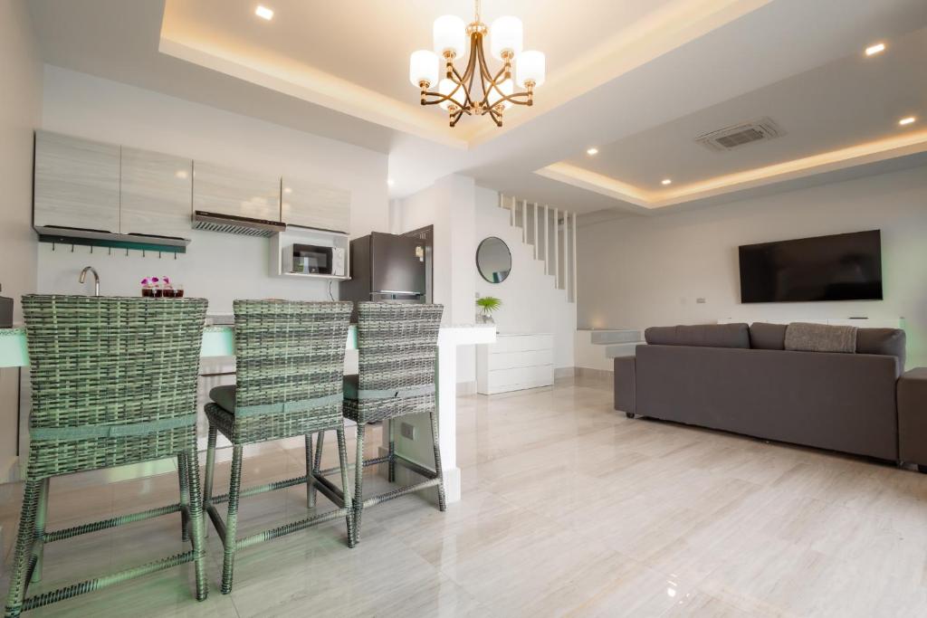 TV a/nebo společenská místnost v ubytování Koh Chang Luxury Pool Villas