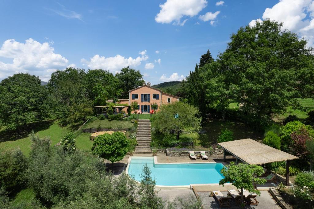 una vista aérea de una casa con piscina en Villavetrichina, en San Casciano dei Bagni