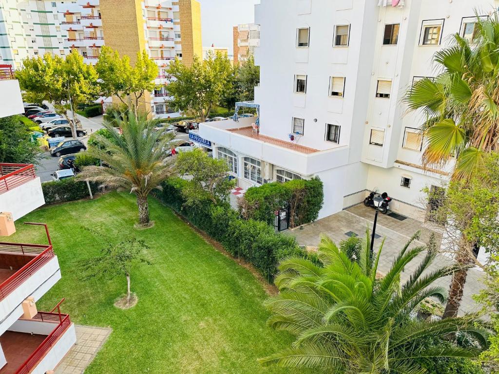 un appartement avec une pelouse au cœur d'une ville dans l'établissement Vivienda de lujo a 100 metros de la playa, à La Antilla