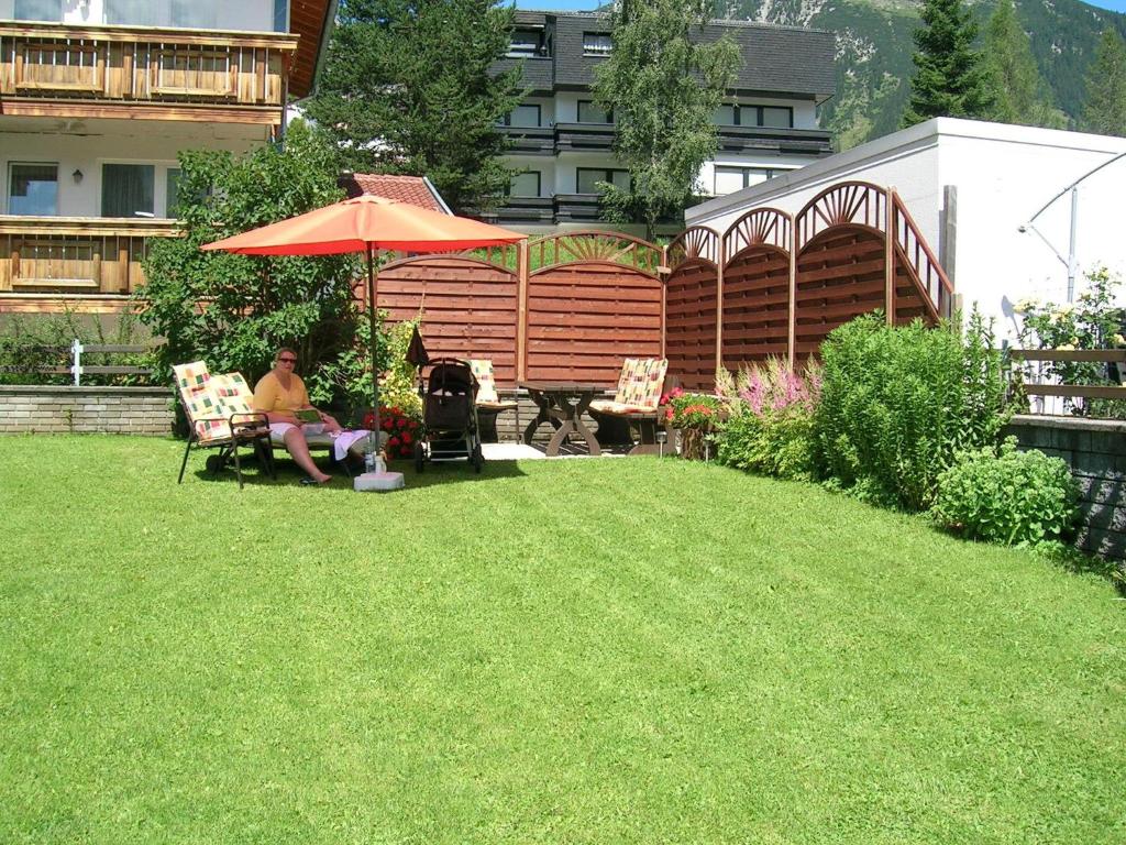 A garden outside Gästehaus Koch
