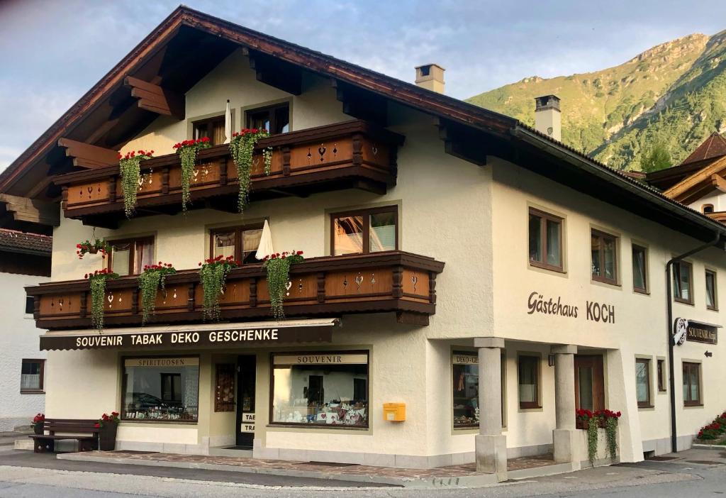 ein Gebäude mit nebenstehenden Pflanzen in der Unterkunft Gästehaus Koch in Berwang