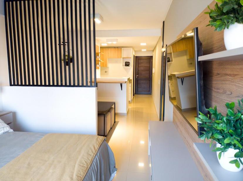 Habitación pequeña con cama y cocina en Estrella Centro 2 - Con Cochera Para Autos en San Miguel de Tucumán