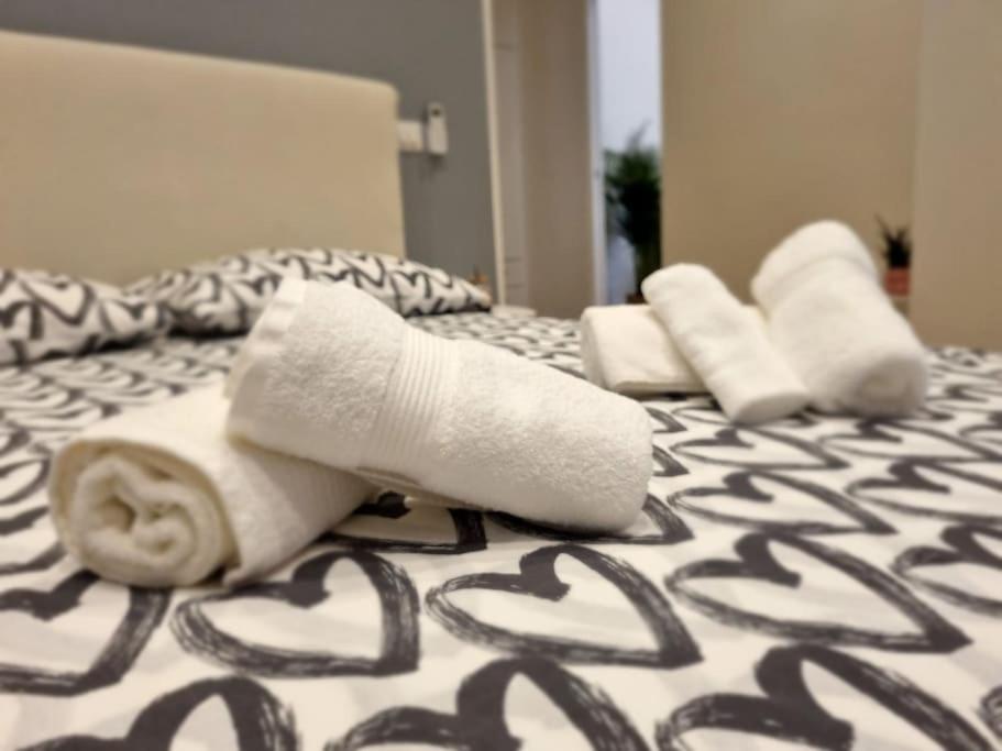 un gruppo di asciugamani sopra un letto di DreamHouse La Spezia a La Spezia