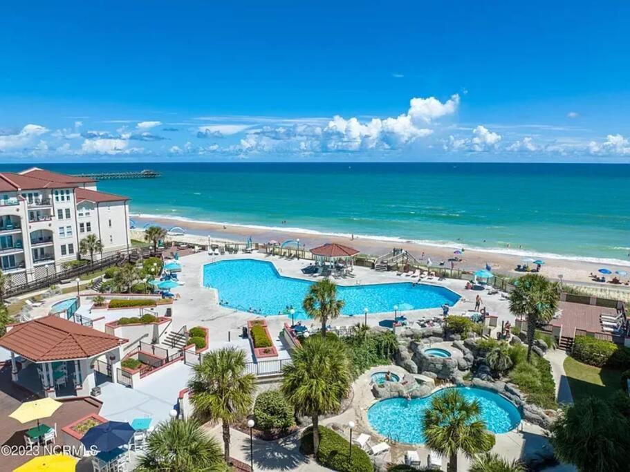 uma vista aérea da piscina e da praia no resort em Oceanview Resort*Hot tub*North Topsail Beach em North Topsail Beach