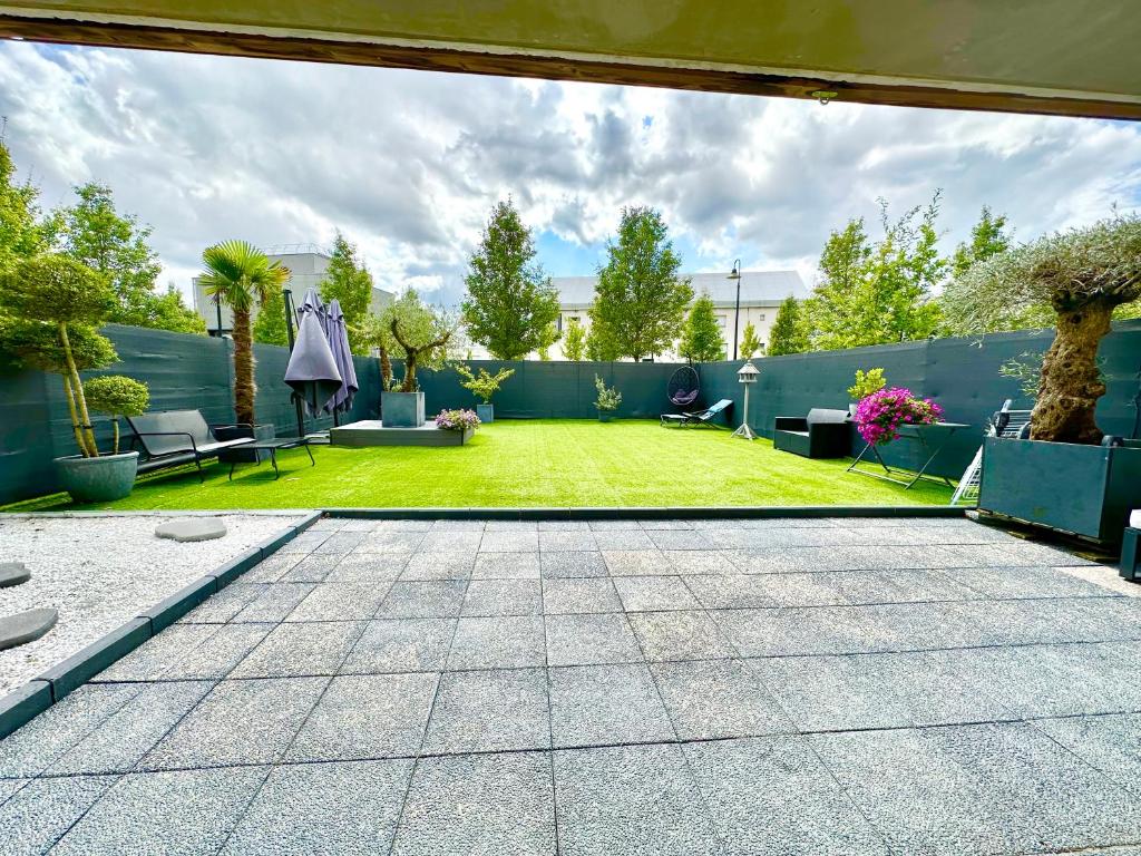 a backyard with a lawn and a large window at Paradise Garden Disneyland Paris in Chessy