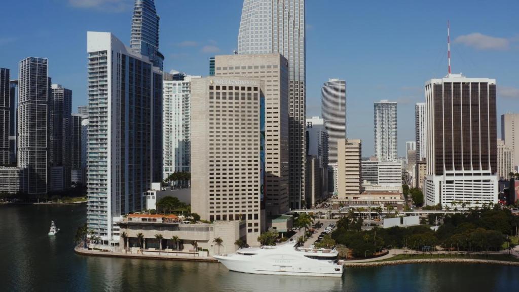 een boot in het water voor een stad bij InterContinental Miami, an IHG Hotel in Miami