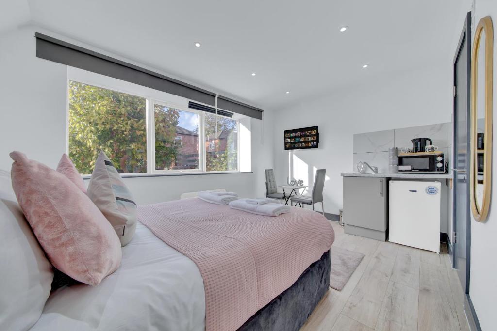 Immaculate 1-Bed Studio in Feltham Heathrow London, Feltham (updated ...