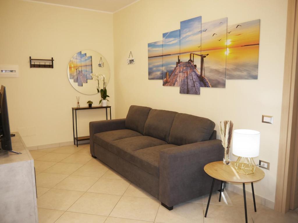 un soggiorno con divano e tavolo di Nicolo's Home a Quartu SantʼElena