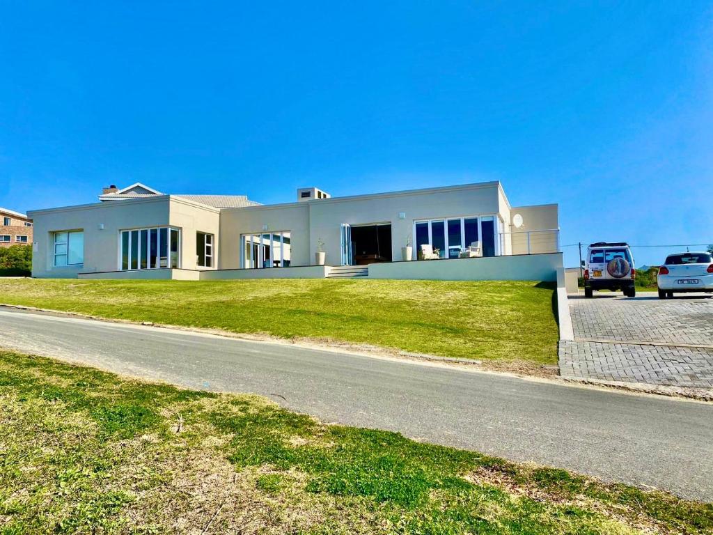 a house on a hill with a road in front of it at Poolstraat 16 in Agulhas