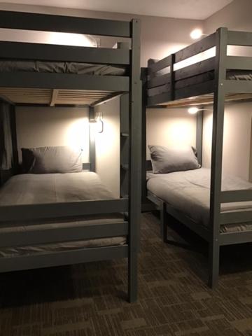 two bunk beds in a room withthritisthritisthritisthritisthritisthritisthritisthritisthritis at Highlander Hostel in Kyle of Lochalsh