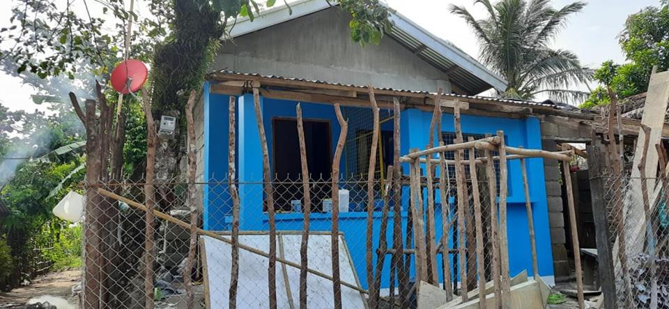 una casa azul en construcción con andamios en ashing kobe guest house 