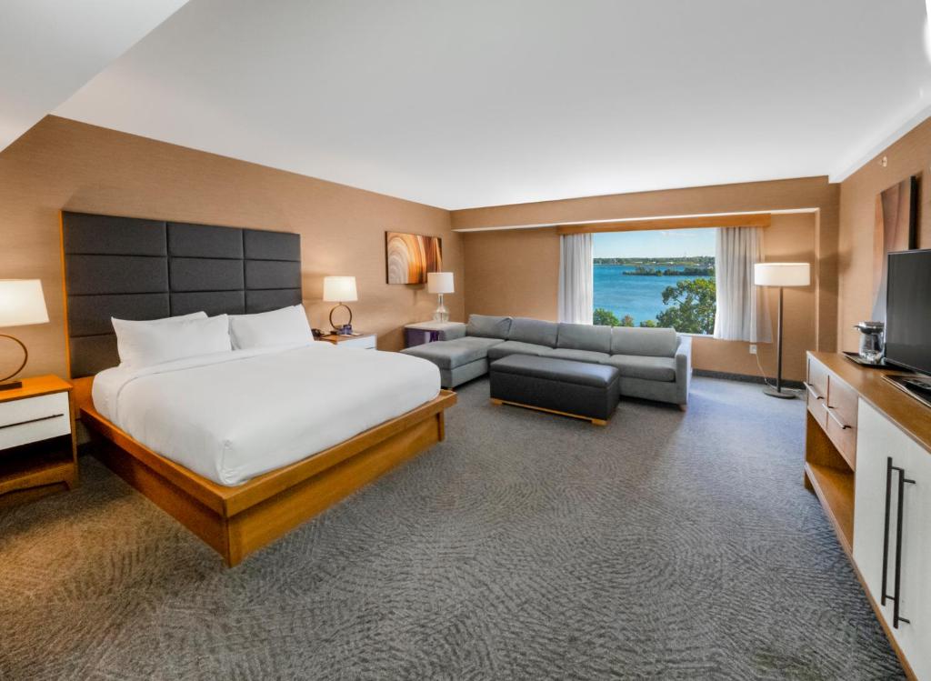 Habitación grande con cama y sofá en DoubleTree by Hilton Hotel Niagara Falls New York, en Niagara Falls