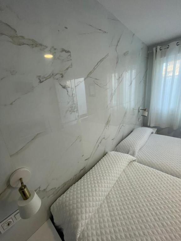 Кровать или кровати в номере Hostal Montevideo beachfront