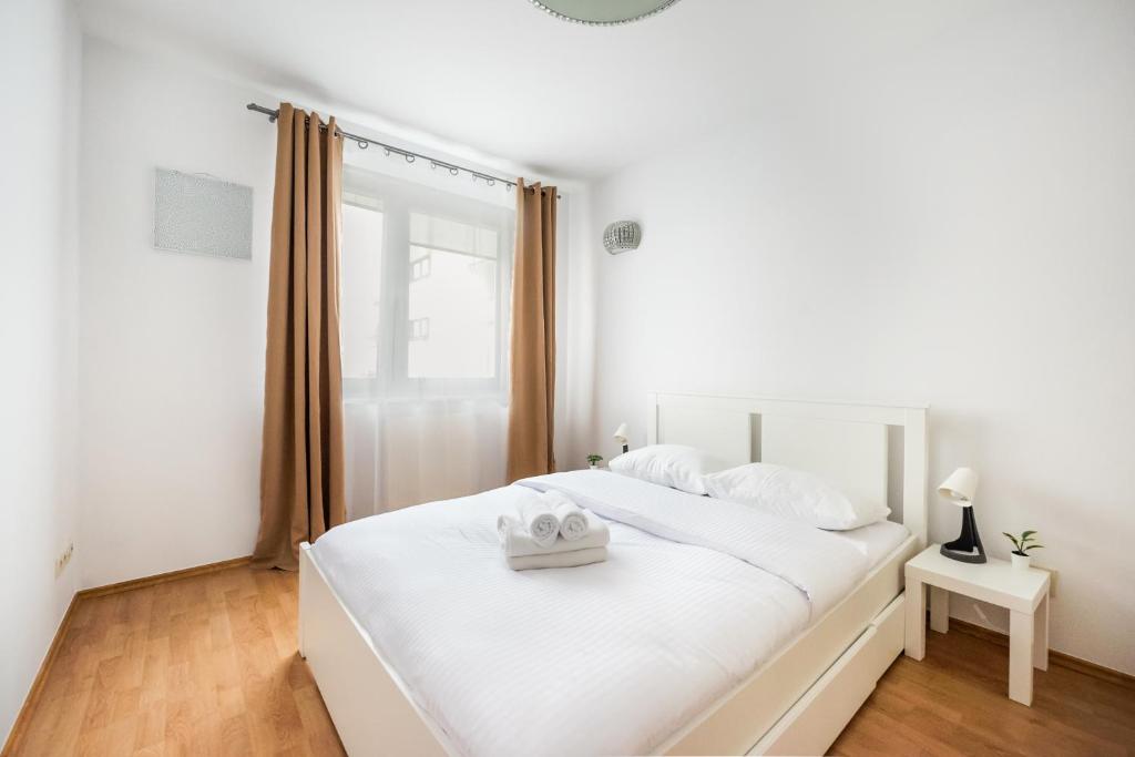 En eller flere senge i et værelse på KEN 54 2-Bedroom Apartment by BookingHost