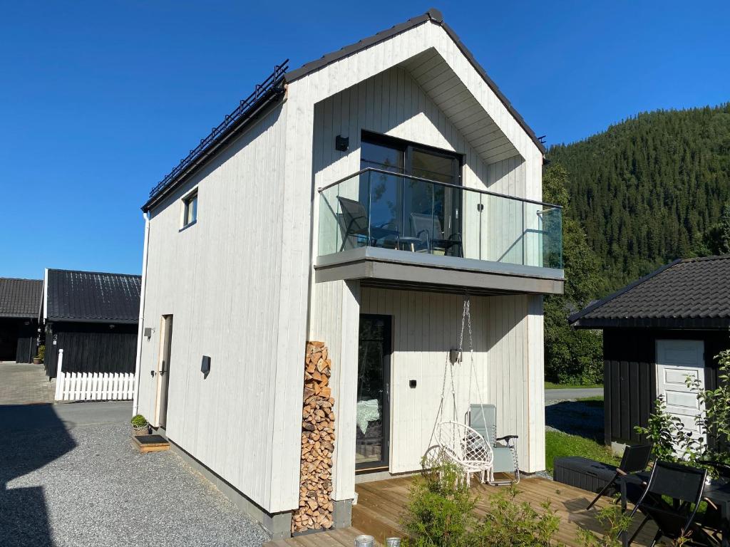 ein weißes Haus mit Balkon darüber in der Unterkunft Chalet Orkanger cozy central unique in Orkanger