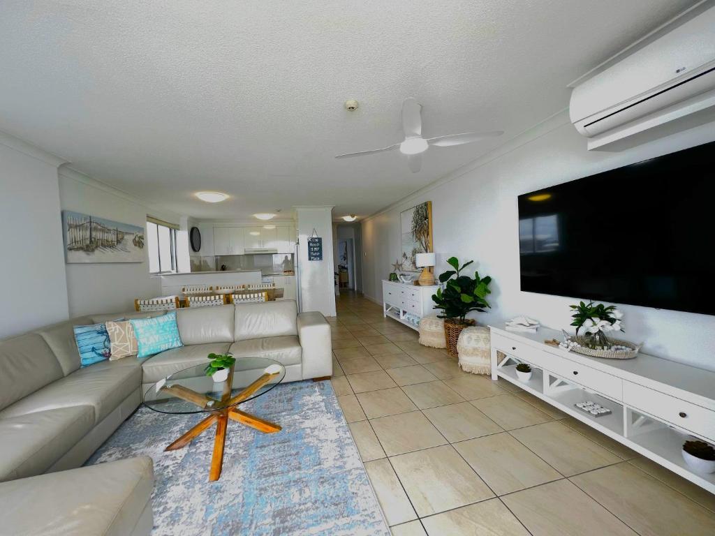 een grote woonkamer met een grote flatscreen-tv bij Beach Front Ocean View 3 Bedroom Apartment in Maroochydore in Maroochydore