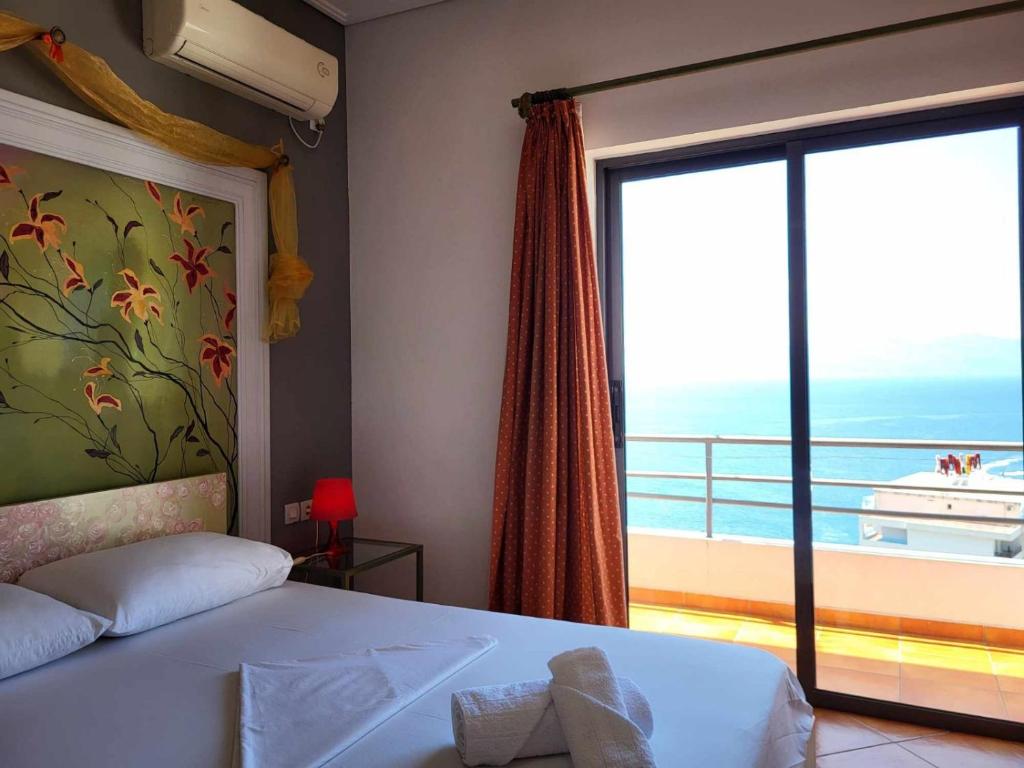 Schlafzimmer mit einem Bett und Meerblick in der Unterkunft Vive Mare in Sarandë