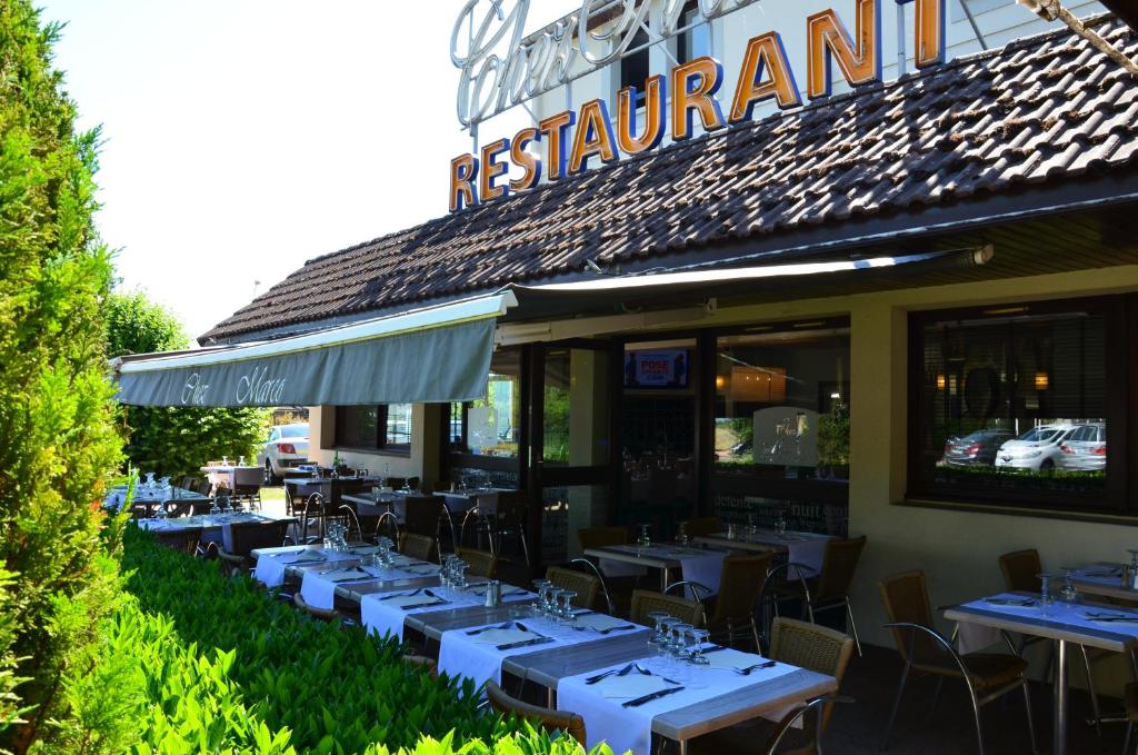 Restaurace v ubytování Kyriad Dijon Est Mirande