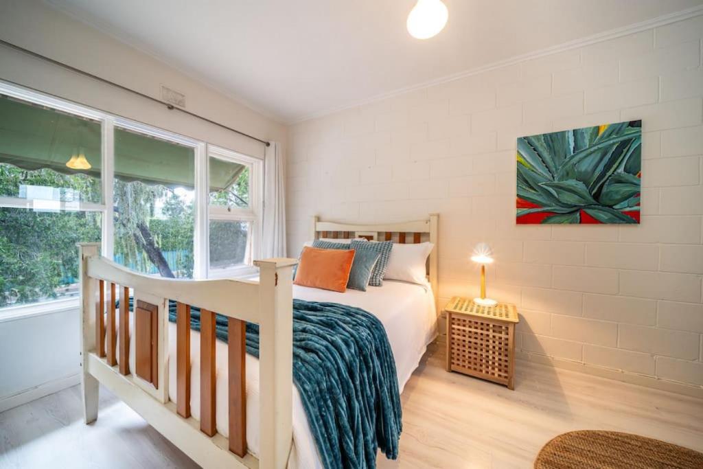 Schlafzimmer mit einem Bett und einem Fenster in der Unterkunft Dreamscape on Duthy - WiFi Art in Unley
