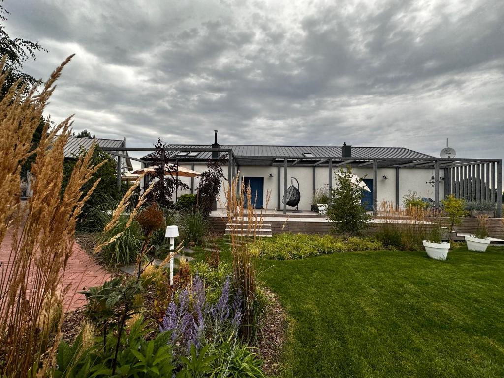 dom z ogrodem przed nim w obiekcie Botanica w mieście Odargowo