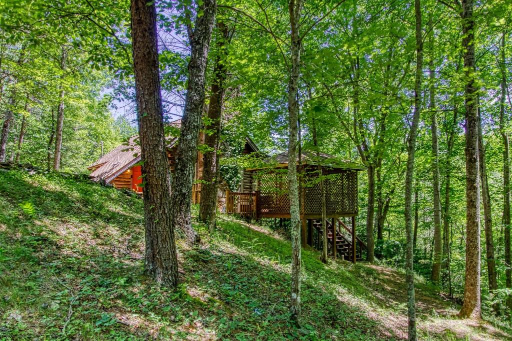 a tree house in the middle of the woods at VERY private, real log cabin with hot tub! in Sevierville