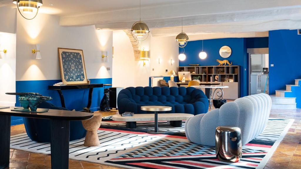a living room with blue furniture and blue walls at Dipper star in Thoiry