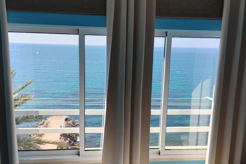 uma vista para o oceano a partir da janela de um quarto de hotel em Coqueto loft con vistas inmejorables frente al mar em Alicante