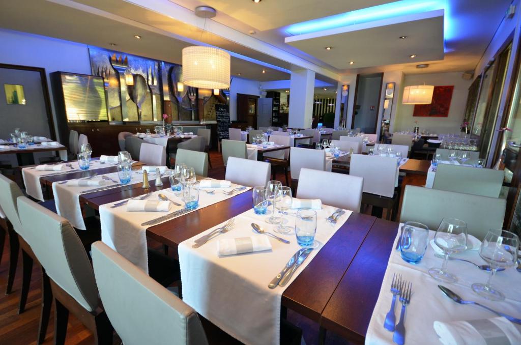Restaurace v ubytování Kyriad Dijon Est Mirande