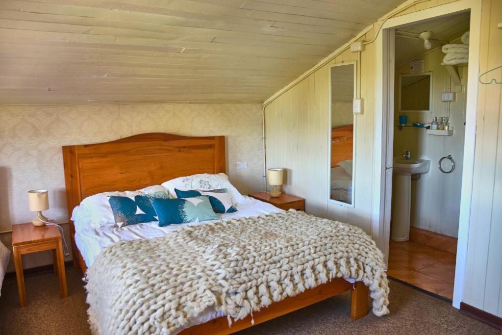 Postel nebo postele na pokoji v ubytování Hostal Triwe