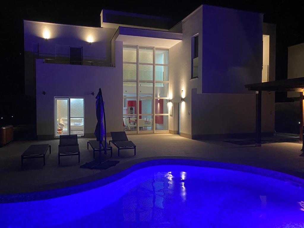 Πισίνα στο ή κοντά στο Villa Alana GANZE VILLA - POOL - SAUNA - JACUZZI 200m2