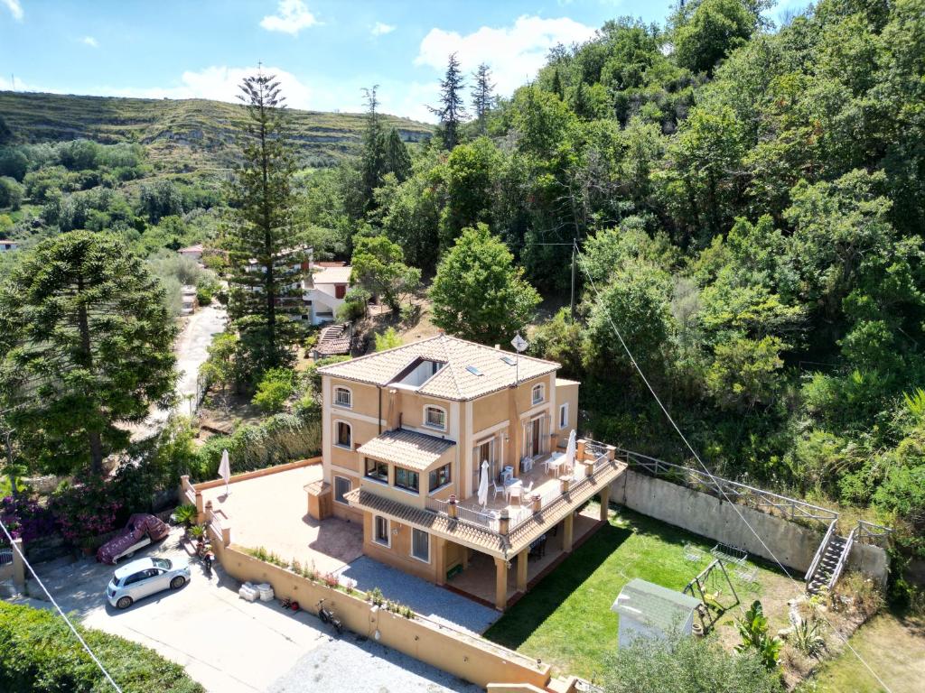 an aerial view of a house in the woods at Residenza Bellavita - Villa Luxury a 2 kilometri da Tropea in Gasponi