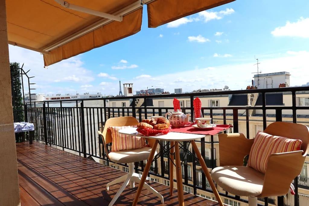 Galeriebild der Unterkunft Eiffel Tower View Rooftop Studio in Paris