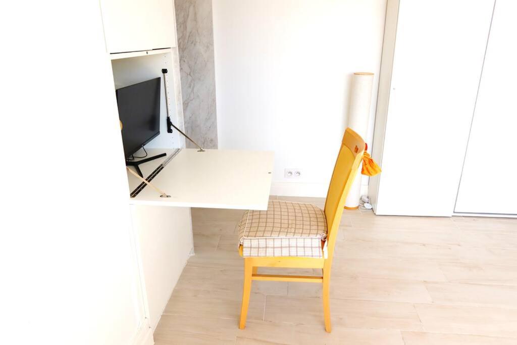 Galeriebild der Unterkunft Eiffel Tower View Rooftop Studio in Paris