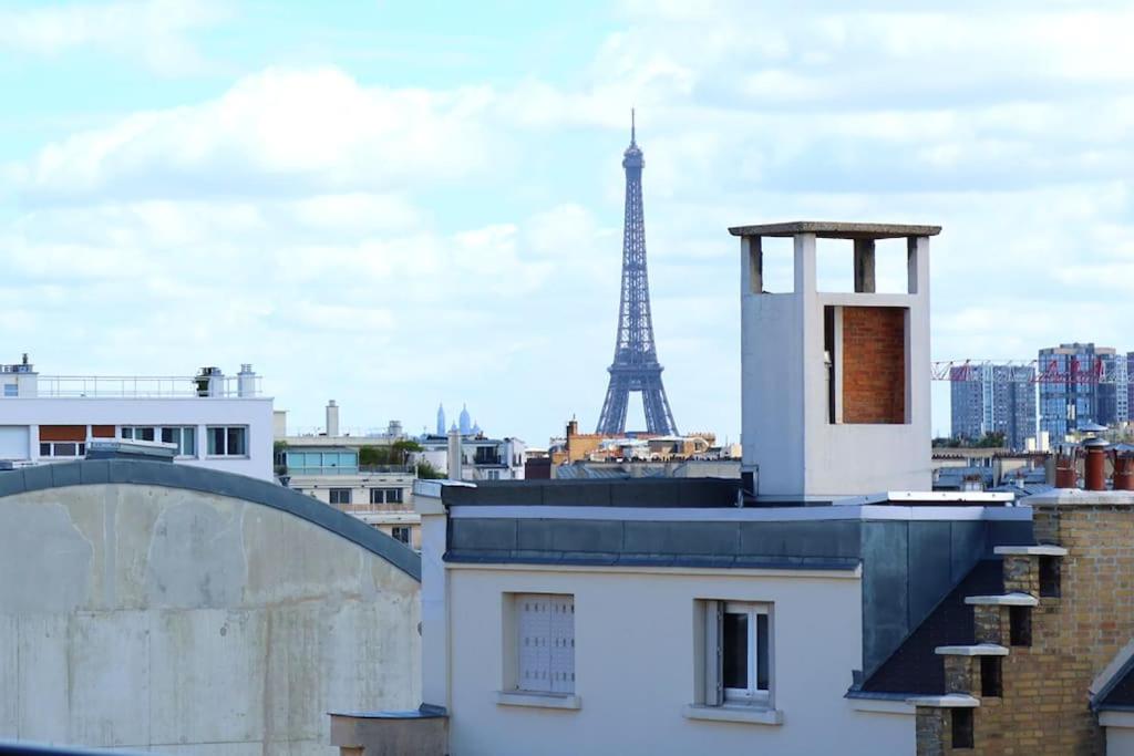 Galeriebild der Unterkunft Eiffel Tower View Rooftop Studio in Paris