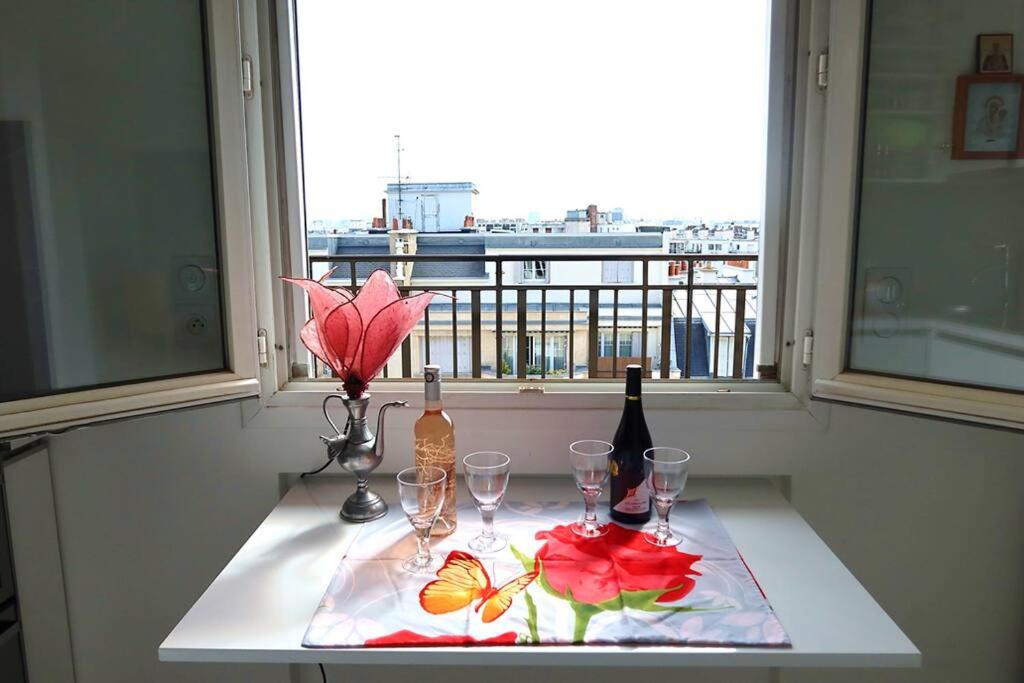 Galeriebild der Unterkunft Eiffel Tower View Rooftop Studio in Paris