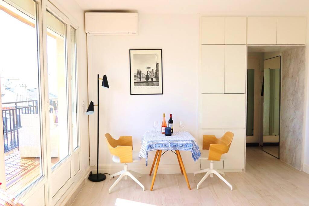 Galeriebild der Unterkunft Eiffel Tower View Rooftop Studio in Paris