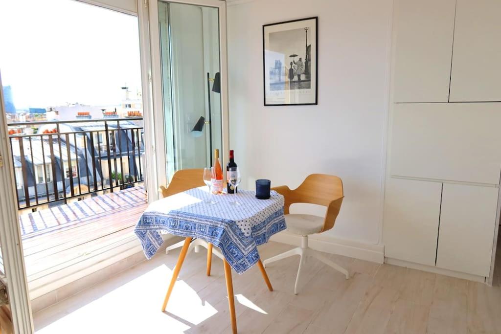 Galeriebild der Unterkunft Eiffel Tower View Rooftop Studio in Paris