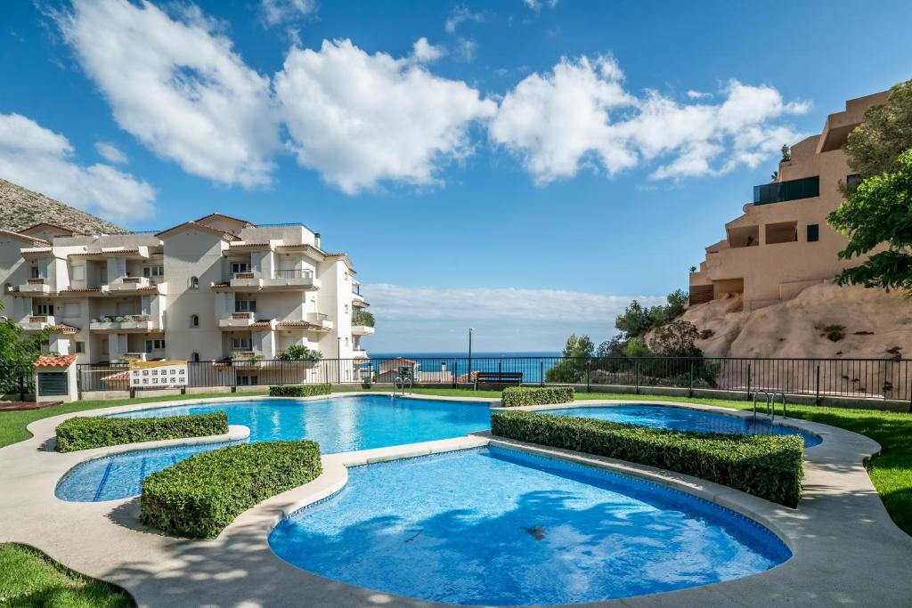 uma piscina em frente a um edifício em OASIS BEACH MASCARAT em Altea