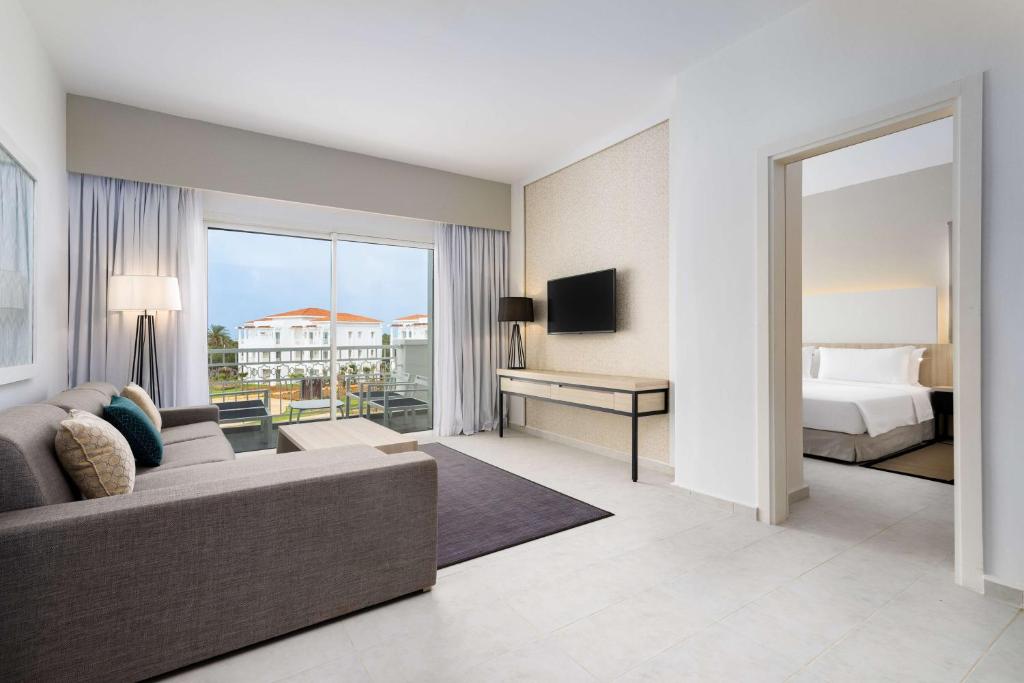 Postel nebo postele na pokoji v ubytování Radisson Blu Residences, Saidia